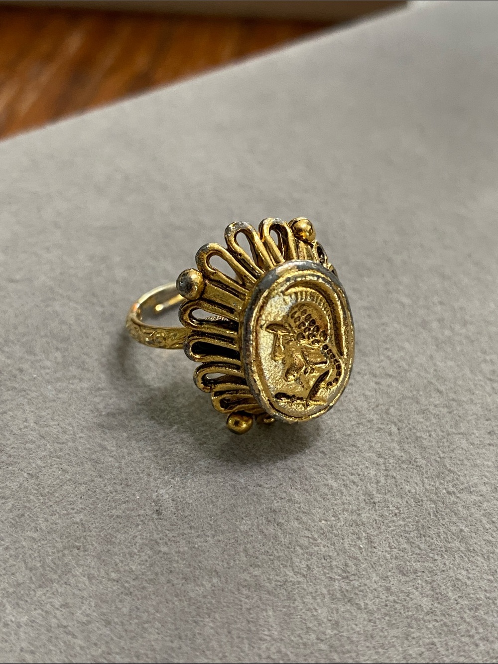 VTG Crown Gold-Medallion Ring